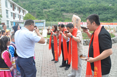 陈家坝小学的孩子们向来宾敬咂酒