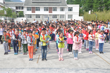 陈家坝小学的孩子们表演感恩诗